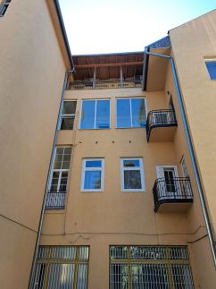 Green Street Apartment8