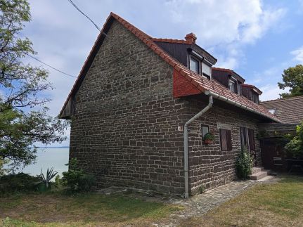 Ház a szikla peremén Tihany3