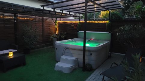 Relev2 Privát Jakuzzis Apartman9