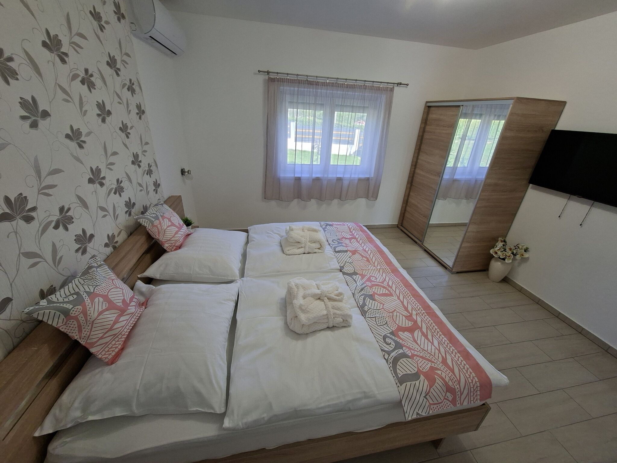 Napsugár Wellness Apartman – Újudvar