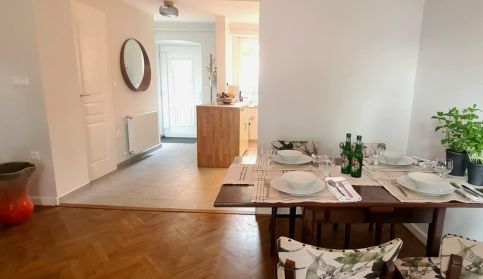 The Modern Antique Apartman8