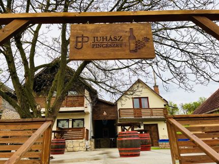 Juhász Pincészet és Vendégház24