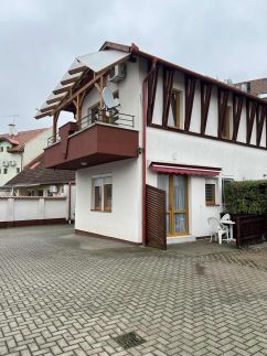 Júlia-Gyöngyvirág Apartman1