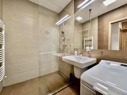 UniversityAquaticumGreatForestClinicalCenter42