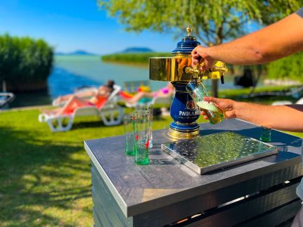 Balaton a kertben, Villa,1