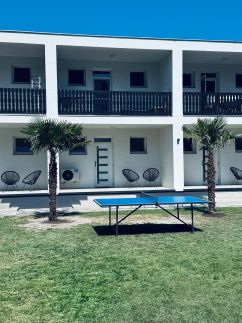 Balaton a kertben, Villa,