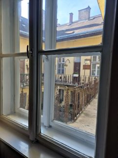 Buy the Wall Apartman9