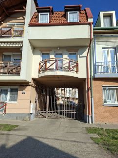 Ginger Apartman15