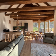 Erdő mellett lebzselő Vendégház