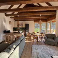 Erdő mellett lebzselő Vendégház