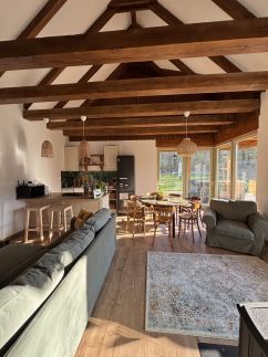 Erdő mellett lebzselő Vendégház