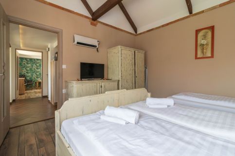 Comfort House w AC by NW18