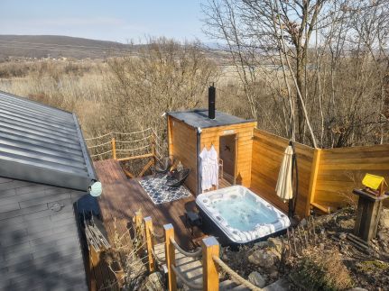 Tünemény Erdei Wellness Kunyhó1