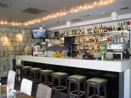 Larus Cafe Bar3