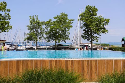 BL Lakeview with Pool Vízparti Medencés Apartman