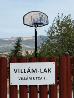 Villám Lak – Tahitótfalu