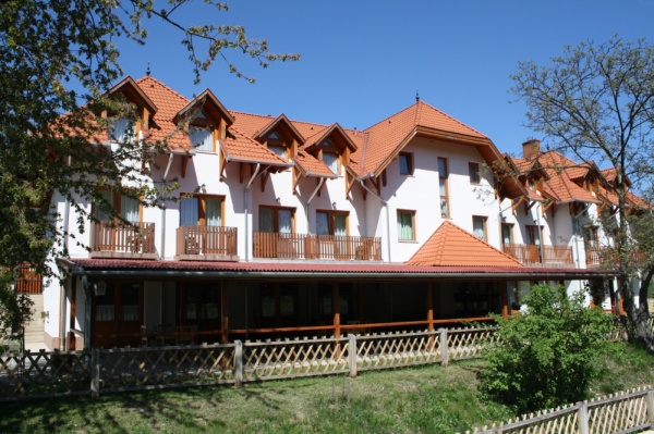 Sólyomvár Panzió & Étterem – Komlóska